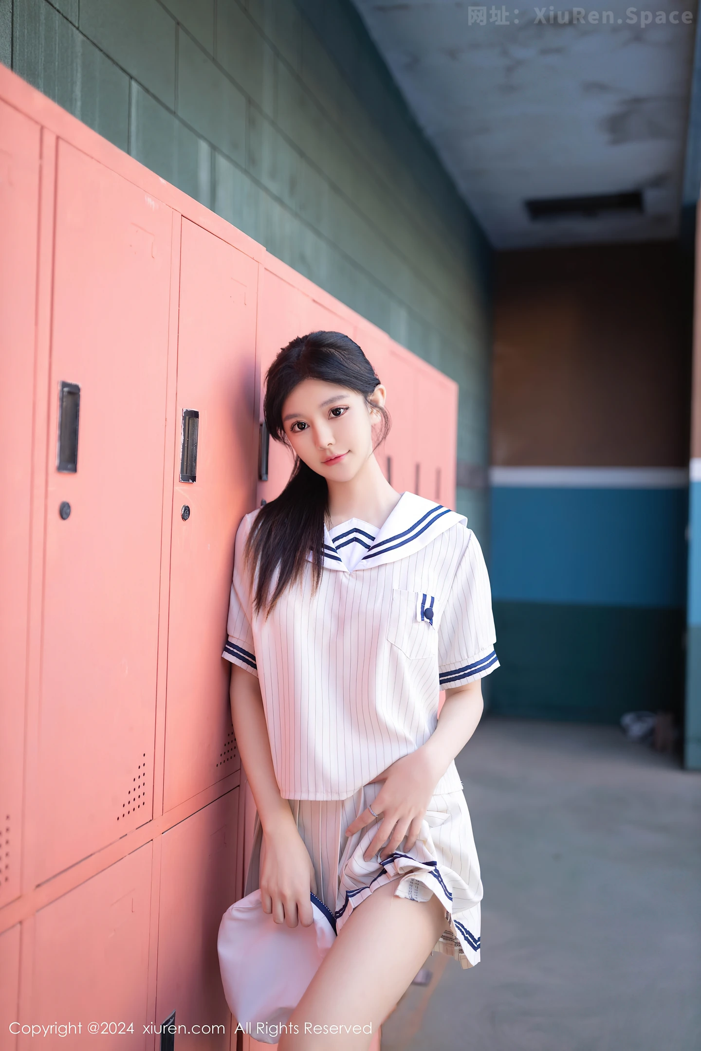 图片[2]-[XiuRen秀人网]VOL.8280 模特幼幼性感白色学生短裙制服露白色内衣秀完美身材诱惑写真80P-秀人网官方网站